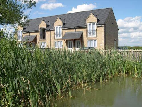 The Tally Ho Hotel - B&B Bicester Bagian luar foto