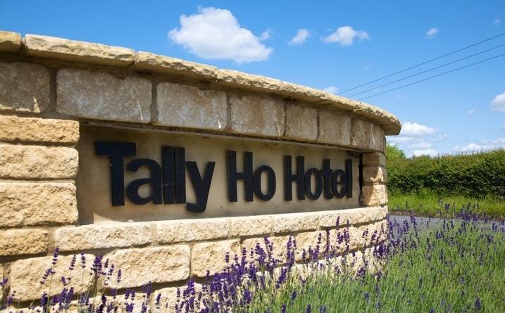 The Tally Ho Hotel - B&B Bicester Bagian luar foto