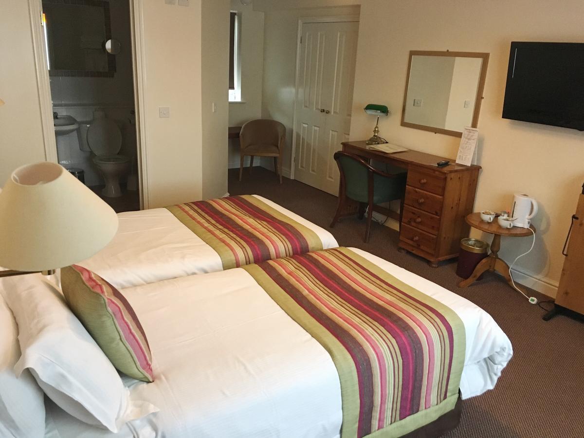 The Tally Ho Hotel - B&B Bicester Bagian luar foto