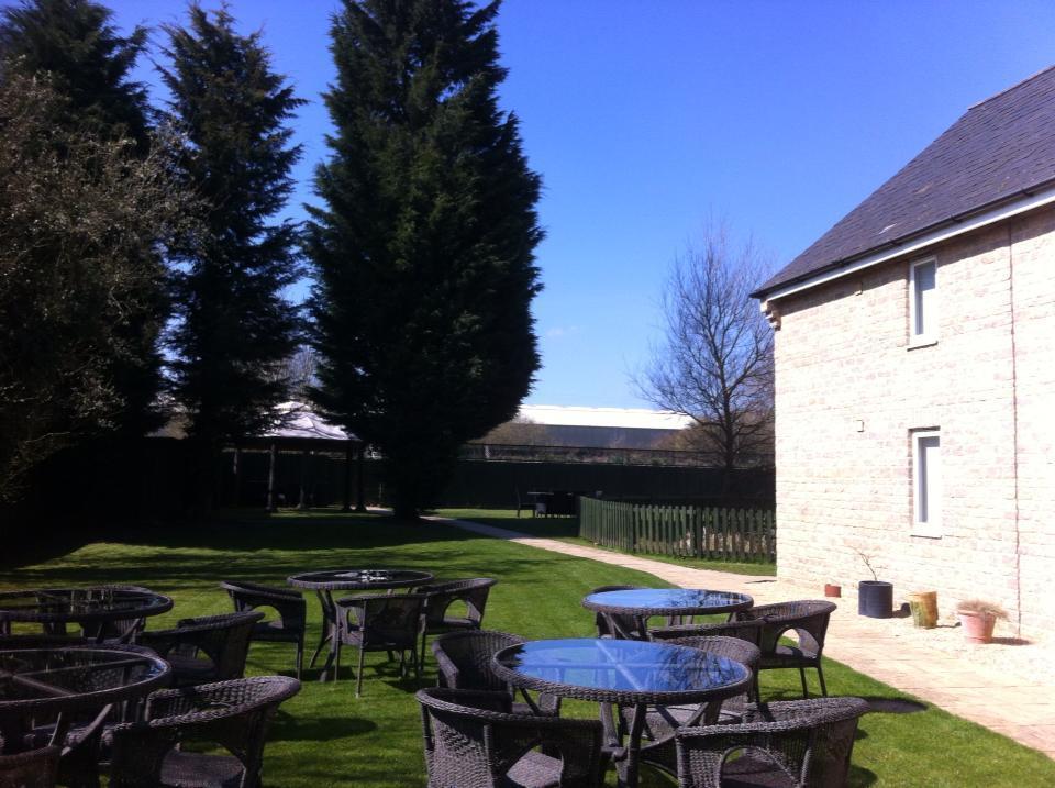 The Tally Ho Hotel - B&B Bicester Bagian luar foto
